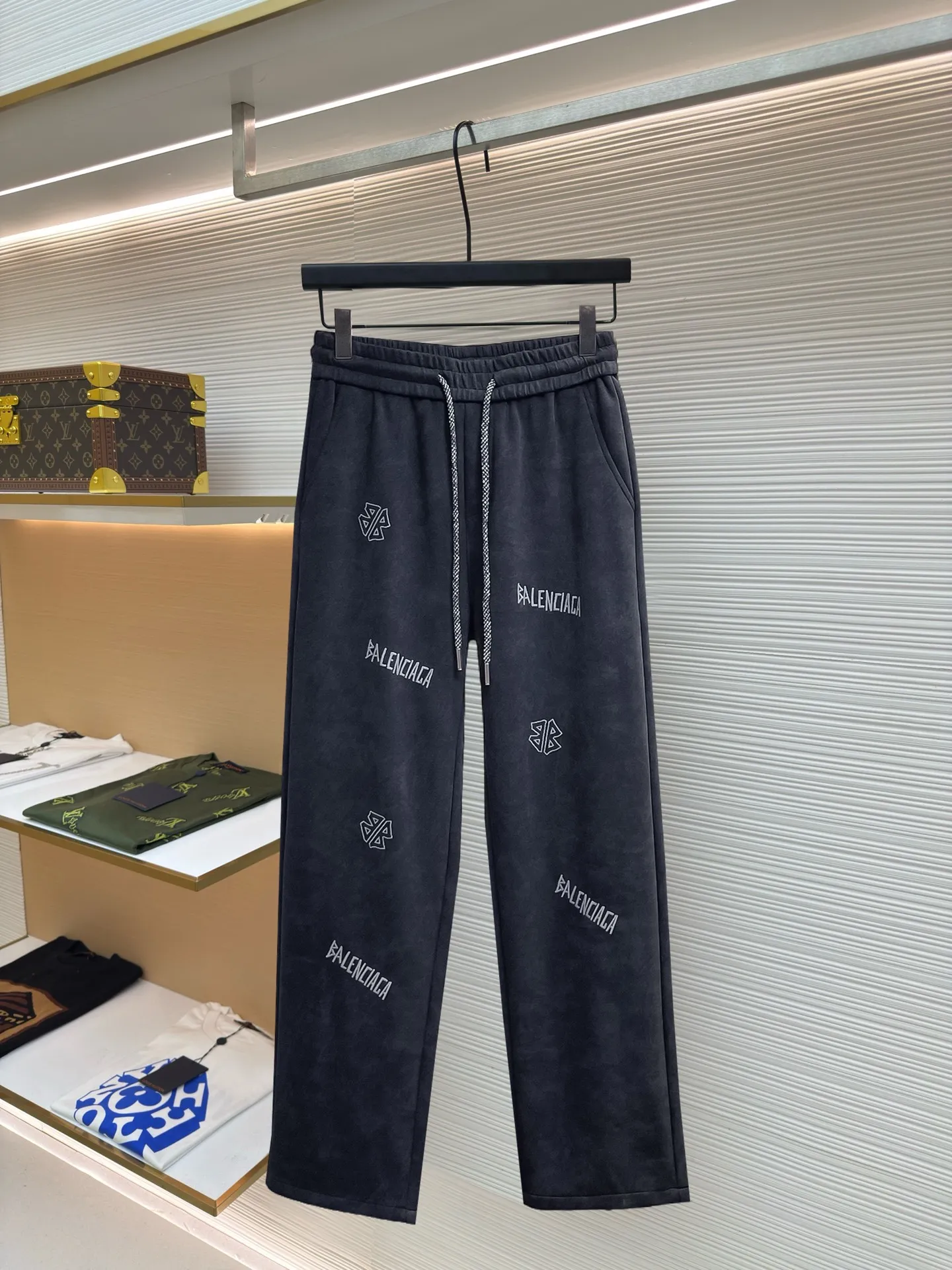 Balenciaga 🆕2026 Autumn and Winter New Arrival Casual Pants! The official website will be released simultaneously. Brand Classic LOGO casual pants, customized fabrics, excellent comfort and strong touch. Highly recognisable, perfect appearance and craftsmanship. Size:M-3XL